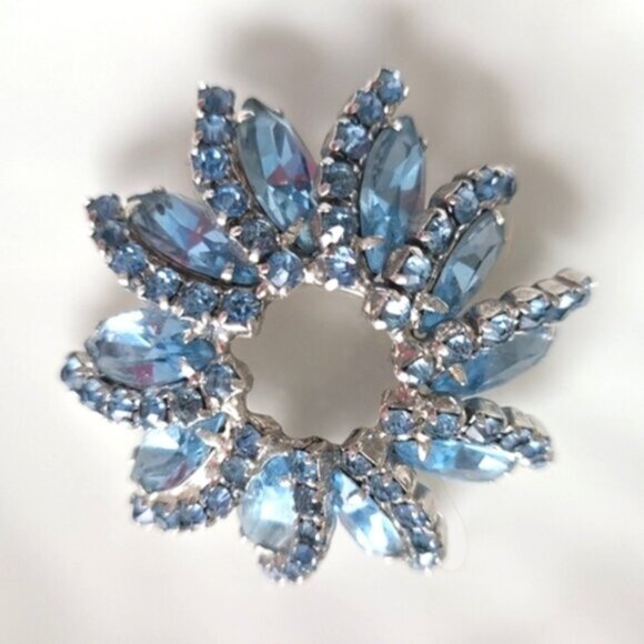 Vintage Retro 50s 60s Gorgeous Silver Blue Crystal Flower Brooch Pin - Picture 1 of 6